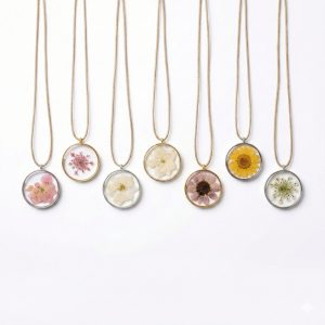 Collar de flor premsada amb resina